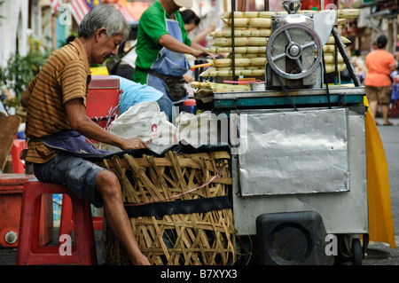 Vendeur de jus de canne à sucre travaillent dans la rue à Melaka, Malaisie Banque D'Images