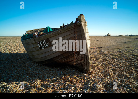 Un vieux bateau de pêche abandonnés établis sur une plage de galets sur la côte sud de l'Angleterre Banque D'Images