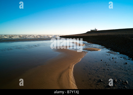 Bateau de pêche établi sur la plage de galets, la côte sud de l'Angleterre. Banque D'Images