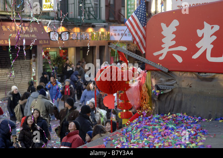 Des milliers foule dans les rues de New York City Quartier chinois pour célébrer le Nouvel An chinois Banque D'Images