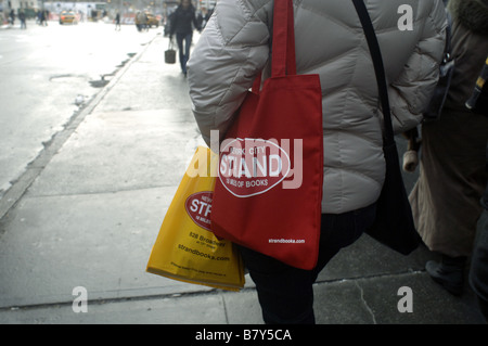 Une femme marche sur Broadway dans le quartier de New York de l'East Village Banque D'Images