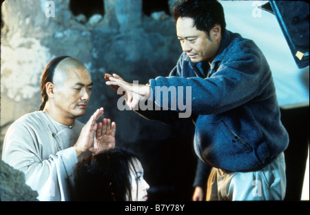 Yun-Fat Chow et Ang Lee tournage sur le plateau tigre et dragon, Wo hu cang long, Crouching Tiger, Hidden Dragon Année : 2000 - Chine / Hong Kong / USA / Chine Réalisateur : Ang Lee Banque D'Images