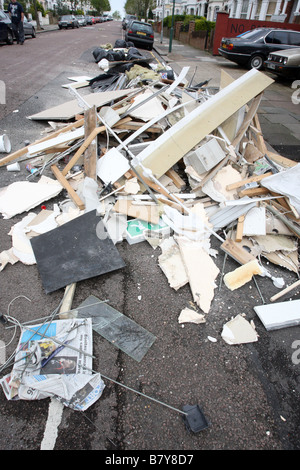 Déchets qui a été sous-évaluées dans une rue résidentielle de Londres, autrement connu comme les décharges sauvages Banque D'Images