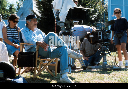 Roger Corman Roger Corman Roger Corman sur le tournage sur le tournage du film 'Résurrection de frankeinstein', 'Frankenstein Unbound' USA Année : 1990 Réalisateur : Roger Corman Banque D'Images