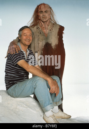 Roger Corman Roger Corman, Nick Brimble, Roger Corman sur le tournage sur le tournage du film 'Résurrection de frankeinstein', 'Frankenstein Unbound' USA Année : 1990 Réalisateur : Roger Corman tournage Banque D'Images