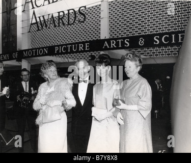 George Cukor George Cukor George Cukor et Audrey Hepburn durant la cérémonie des oscars en 1965 Banque D'Images