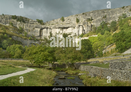 La falaise de calcaire à Malham Cove les Yorkshire Dales avec un ciel d'orage Banque D'Images