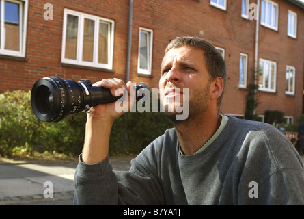 Anders Thomas Jensen Anders Thomas Jensen tournage sur le plateau Les bouchers verts, de gronne slagtere Année : Dan 2003 - Directeur : Anders Thomas Jensen Banque D'Images