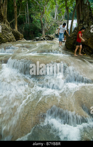 Les touristes appréciant une cascade dans le Parc National d'Erawan en Thaïlande Kanchanaburi Banque D'Images