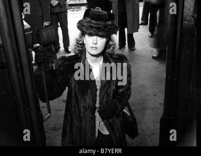 Danielle Darrieux se lever dans un train Gare de l'Est à Paris pour aller à Berlin. 1942 Banque D'Images