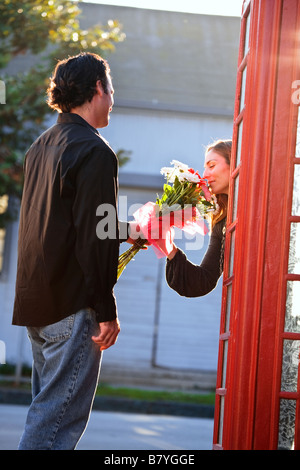 Un homme remet à son amour un bouquet de fleurs. Banque D'Images