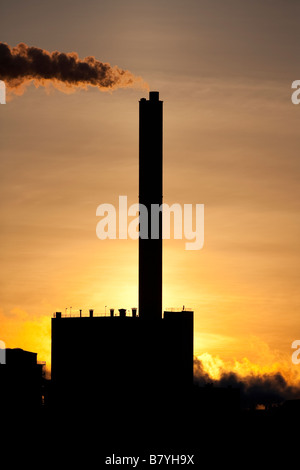 Silhouette de Stora-Enso papier à Nuottasaari Oulu Finlande à l'aube Banque D'Images