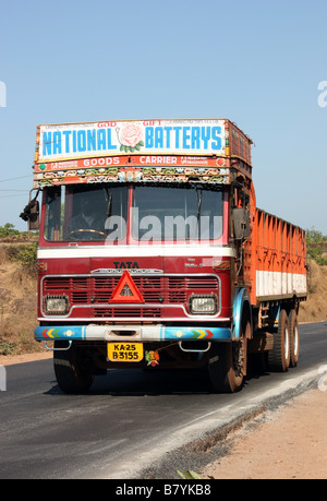 Tata chariot sur la route près d'Udipi rapporte Kanataka Inde Banque D'Images