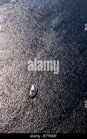 Vue aérienne de voilier dans l'eau ouverte Banque D'Images