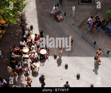 Les consommateurs et les buveurs de café à Place Verdun Perpignan France rue des Fabriques couvertes Banque D'Images