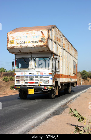 Tata chariot sur la route près d'Udipi rapporte Kanataka Inde Banque D'Images