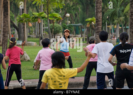 Soirée de danse aérobique exercices dans le Parc Lumphini Pathumwan, dans le centre de Bangkok, Thaïlande Banque D'Images