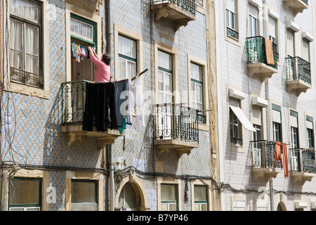 Woman putting laverie sur corde, Bairro Graca Lisbonne, Portugal, Avril 2006 Banque D'Images