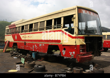 Ashok Leyland Bus de l'état en réparation dans les régions rurales de l'Inde Kerala Munnar Banque D'Images