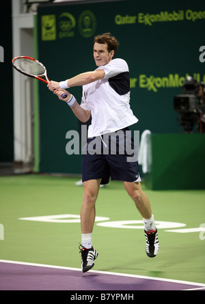 Andy Murray en action contre Philipp Petzschner de l'Allemagne à l'Open du Qatar 2009 Murray qui a ensuite gagné Banque D'Images