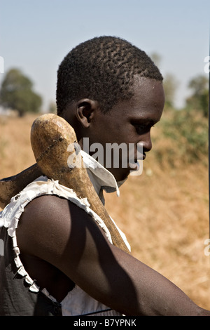 L'homme tribal avec élevage de bétail au Sénégal ax Banque D'Images