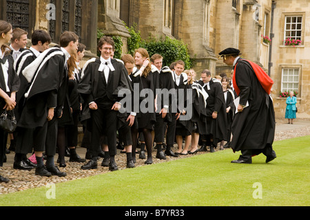 Les chaussettes non parées, noires ou très foncées doivent être portées par les diplômés le jour de la graduation, College Master fait un dernier contrôle Banque D'Images