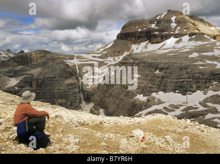 Au Piz Boe randonneur à l'ensemble du sommet dans la Gorge de Pordoi Gruppo Sella en début d'été Dolomites Trentino Alto Adige Italie Région Banque D'Images