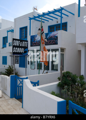 Un petit surf et kite school à la Caleta de Famara sur la côte nord-ouest de Lanzarote, Îles Canaries Banque D'Images