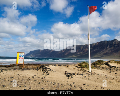 Playa de Famara beach avec surf sur la côte nord-ouest de Lanzarote, Îles Canaries Banque D'Images