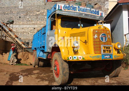 Tata 1210 Vintage SE d'être chargés d'une usine à Ooty Tamil Nadu Inde Banque D'Images