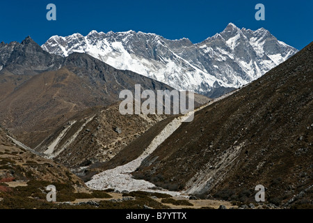 La crête de montagnes majestueuses comme vu à Dingboche environs Lhotse et Nuptse pics dans la région de Khumbu au Népal Banque D'Images