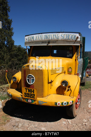 Tata 1210 Vintage SE camion depuis une école de conduite à Ooty Tamil Nadu Inde Banque D'Images