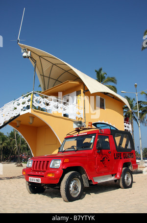 Life guard jeep et lookout station à Colva, Goa, Inde Banque D'Images