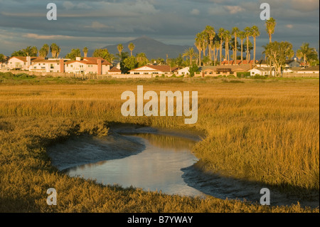 Maisons au bord de l'estuaire de la rivière Tijuana, frontière américano-mexicaine, San Diego, Californie Banque D'Images