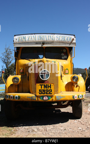 Tata 1210 Vintage SE camion depuis une école de conduite à Ooty Tamil Nadu Inde Banque D'Images