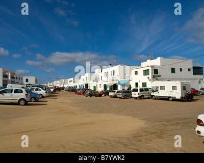 La rue principale à La Caleta de Famara sur la côte nord-ouest de Lanzarote, Îles Canaries Banque D'Images