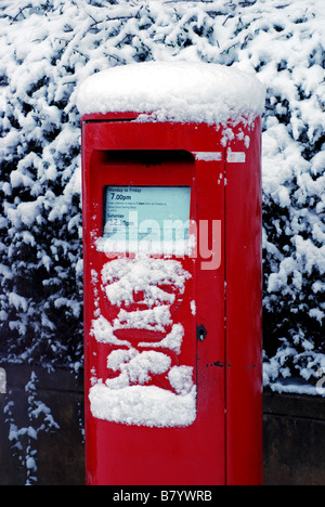 Deux boîtes aux lettres de type K rouge dans la neige, UK Banque D'Images