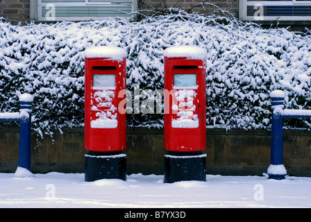 Deux boîtes aux lettres de type K rouge dans la neige, UK Banque D'Images