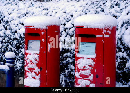 Deux boîtes aux lettres de type K rouge dans la neige, UK Banque D'Images