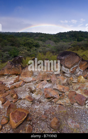 Vapeur s'élève à partir d'un champ de fumerolles volcaniques avec un arc-en-ciel dans le Rincón de la Vieja Volcano National Park à Guanacaste, Costa Rica. Banque D'Images