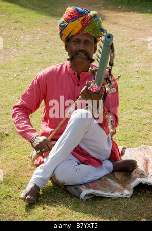 L'homme joue de la musique traditionnelle de l'Inde Rajasthan Jhunjhunu Banque D'Images