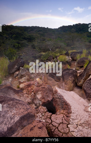 Vapeur s'élève à partir d'un champ de fumerolles volcaniques avec un arc-en-ciel dans le Rincón de la Vieja Volcano National Park à Guanacaste, Costa Rica. Banque D'Images