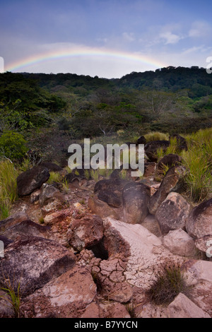 Vapeur s'élève à partir d'un champ de fumerolles volcaniques avec un arc-en-ciel dans le Rincón de la Vieja Volcano National Park à Guanacaste, Costa Rica. Banque D'Images