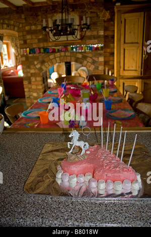 Gâteau d'anniversaire et set de table Banque D'Images