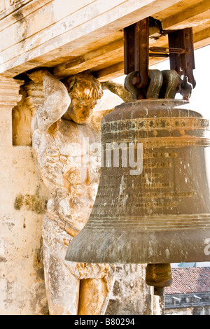 Leon Cathedral, Bell et la statuaire sur toit Banque D'Images