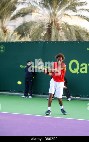 Gaël Monfils en action contre compatriote Nicolas Devilder à l'Open du Qatar à Doha le 7 janvier 2009 Banque D'Images