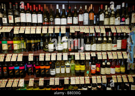 Grande sélection de vins dans un supermarché local. Napa Valley, Californie, USA. Banque D'Images