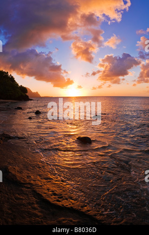 Le coucher du soleil et la Côte de Na Pali de Hideaways Beach île de Kauai Hawaii Banque D'Images