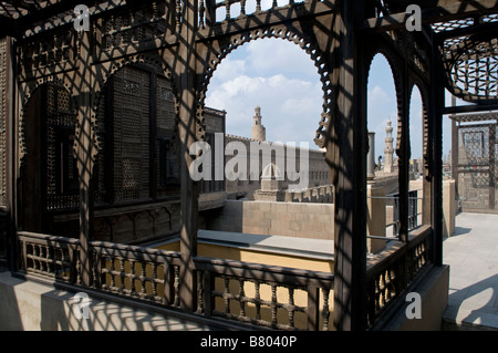 Vue de la mosquée Ibn Tulun au moyen de treillis en bois sculpté à la fenêtre Mashrabiya toit-terrasse de l'Égyptien Musée Gayer-Anderson au Caire Egypte Banque D'Images