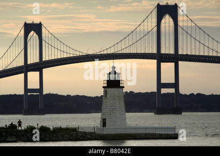 Newport Harbor Light & Claiborne Pell pont de Newport, Newport, Rhode Island, USA Banque D'Images